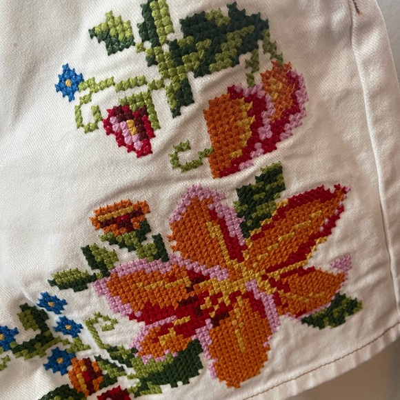 FARM Rio White Floral Embroidered Jean Shorts - Picture 4 of 5